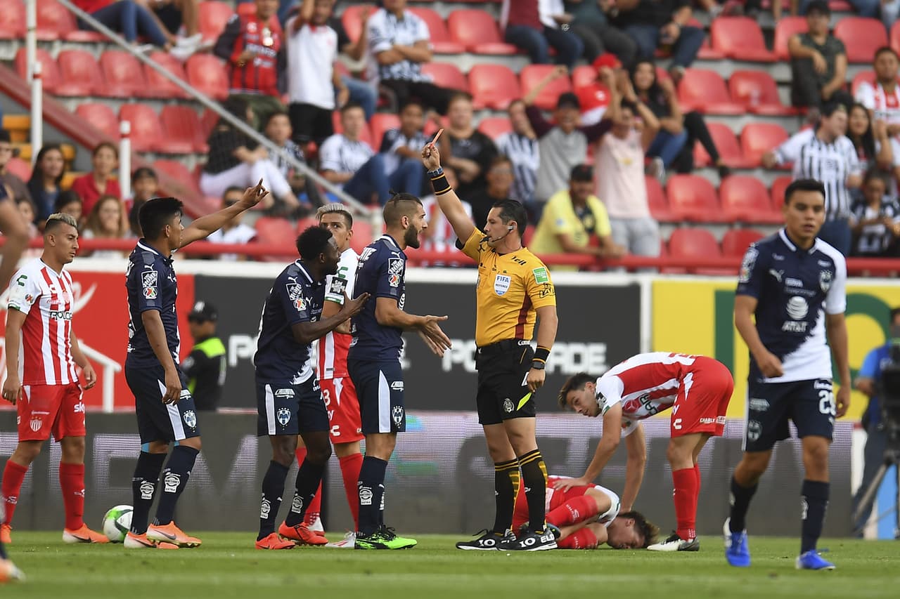 Sin embargo, a los 39 minutos el colombiano Avilés Hurtado recibió su segunda tarjeta amarilla del partido, habiendo sido amonestado apenas cuatro minutos antes y con ello, desde muy temprano, dejó desvalido a su equipo.