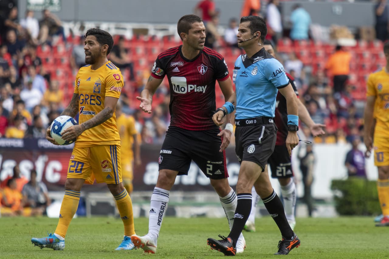 Al minuto 29, Fernando Hernández marcó un penal controversial con ayuda del VAR.