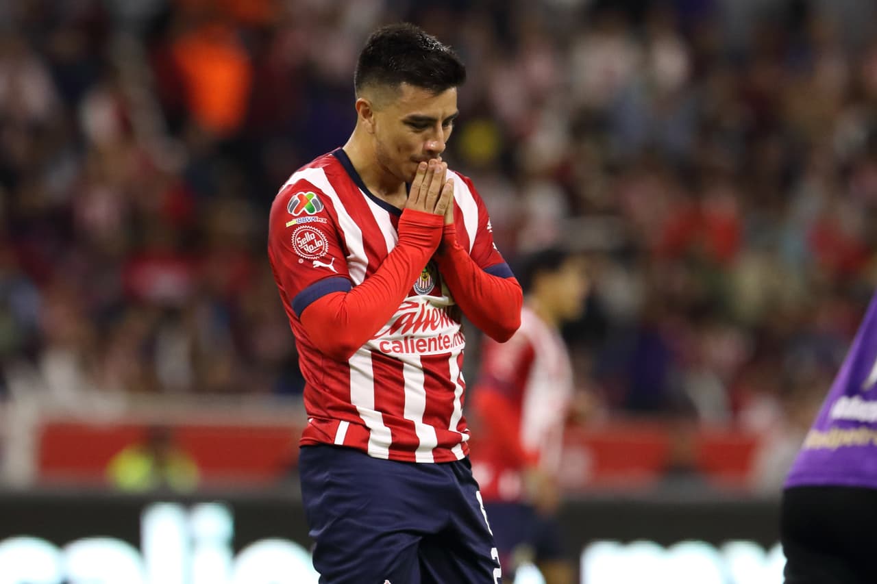 Chivas rescató la victoria ante Mazatlán en la Jornada 2 de la Copa por México 2022 con un polémico gol de Isaác Brizuela en tiempo de compensación. El 'Cone' disparó en el área, pero el balón impactó en el brazo de su compañero Luis Puente, lo que por regla debió ser anulado, pero el árbitro central lo dio por bueno.