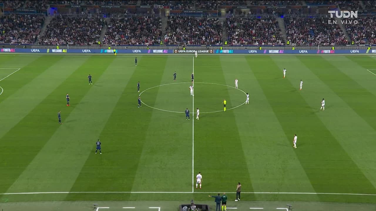 Arranca el partido y la pelota está en juego.