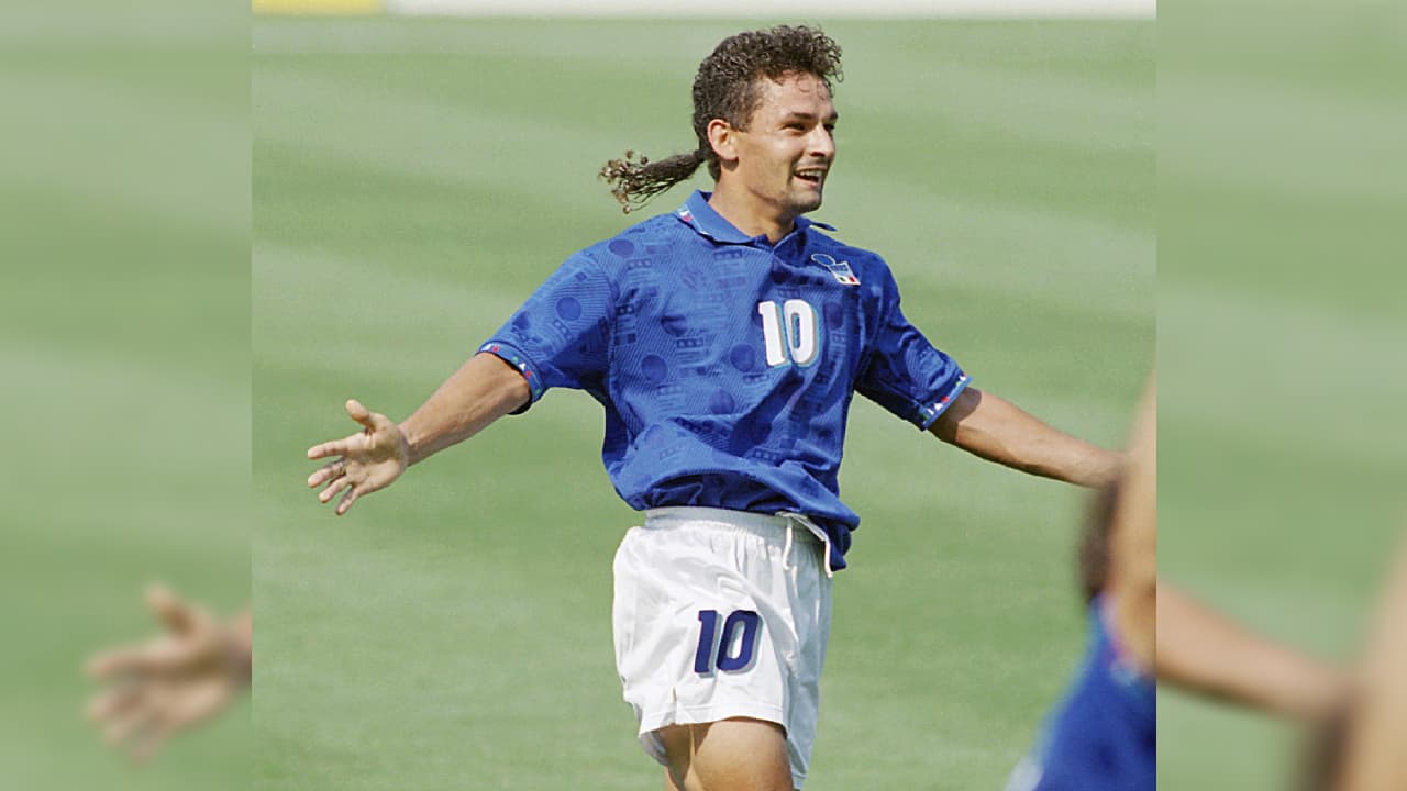 10 Roberto Baggio | En 1993 fue nombrado el mejor futbolista del mundo. También fue elegido como uno de los 125 mejores futbolistas vivos de la historia por la FIFA en 2004.