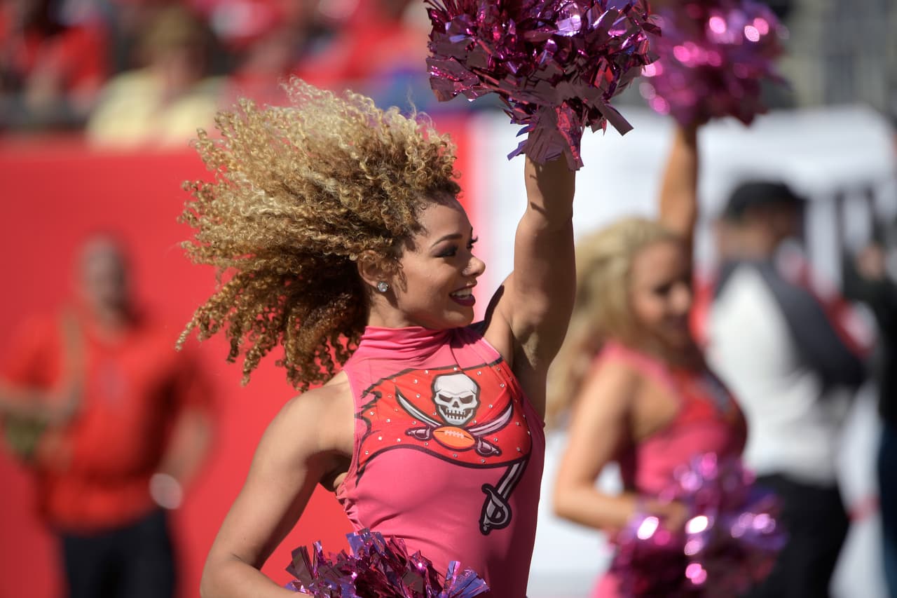 Las animadoras de los equipos de la NFL le dieron ese ingrediente extra al espectáculo y la fiesta del fútbol americano estadounidense, incluso, sin temer al clima en algunos casos.