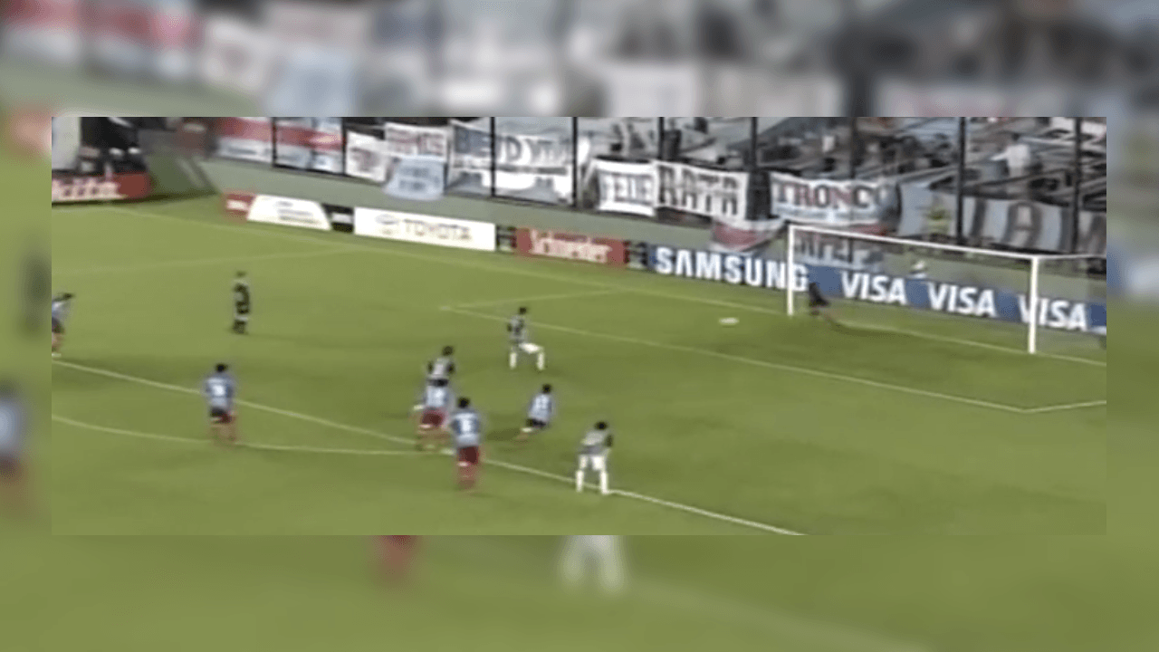 <b>Diego Torres a Thiago Neves</b>
<br>5. Partido por la Copa Libertadores 2012, Arsenal
<b> </b>empataba contra Fluminense como local pero Cristian Campestrini se fue expulsado por una falta dentro del área. Diego Torres se puso los guantes y frenó la ejecución de Thiago Neves. El equipo brasilero ganó de manera agónica pero quedó en la historia la atajada.