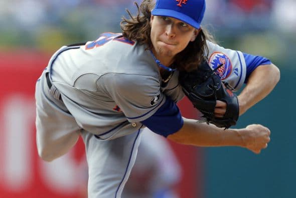 Jacob deGrom, de los Mets de Nueva York, es captado haciendo uso de su fuerza para este pelotazo.