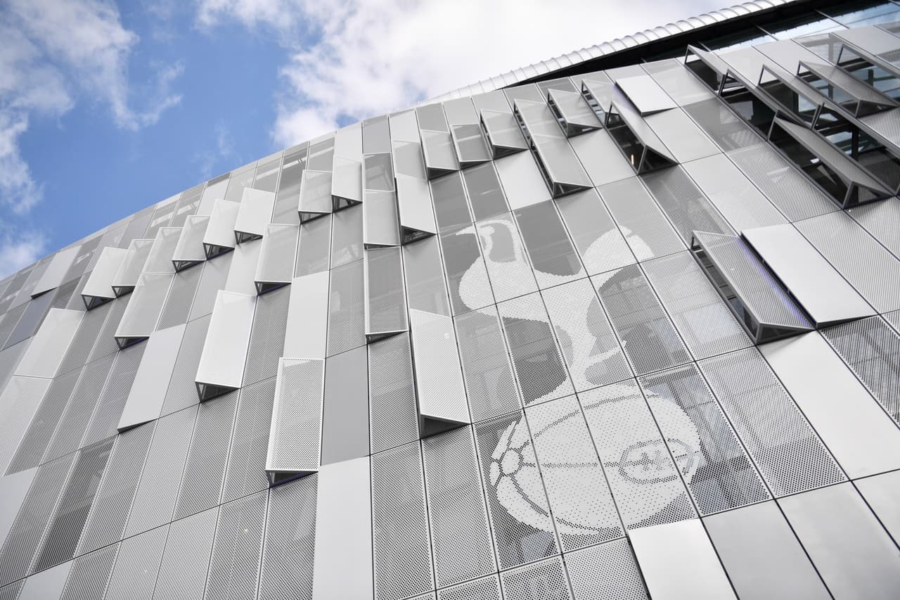 Un gran ambiente se vivió este martes en el inicio de las Semifinales de la UEFA Champions League entre el Tottenham Hotspur y el Ajax. Las aficiones de ambos equipos estuvieron a la altura en el nuevo estadio de los Spurs, en Londres, para dejar en el recuerdo una jornada innolvidable de fútbol europeo.