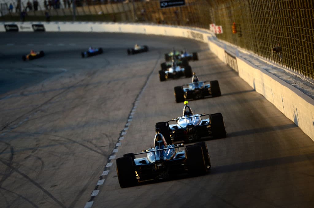 Luego del choque salió la bandera roja, para indicar que la carrera estaba detenida, mientras los técnicos de Pocono Raceway arreglaban el daño en la cerca, los pilotos salieron de sus autos.