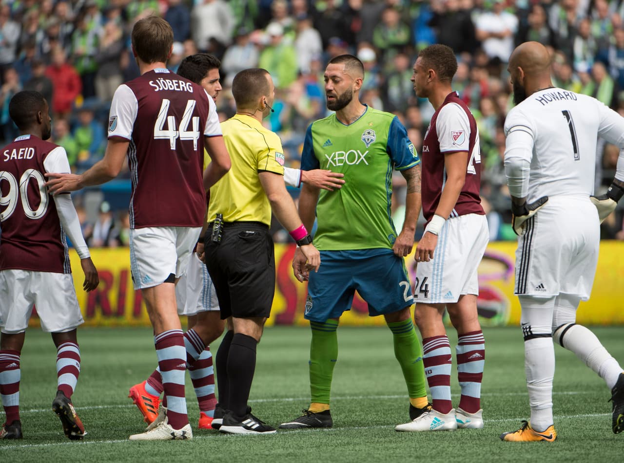 Clint Dempsey descuenta a su marcador con un codazo, lo expulsan y arma un zafarrancho 