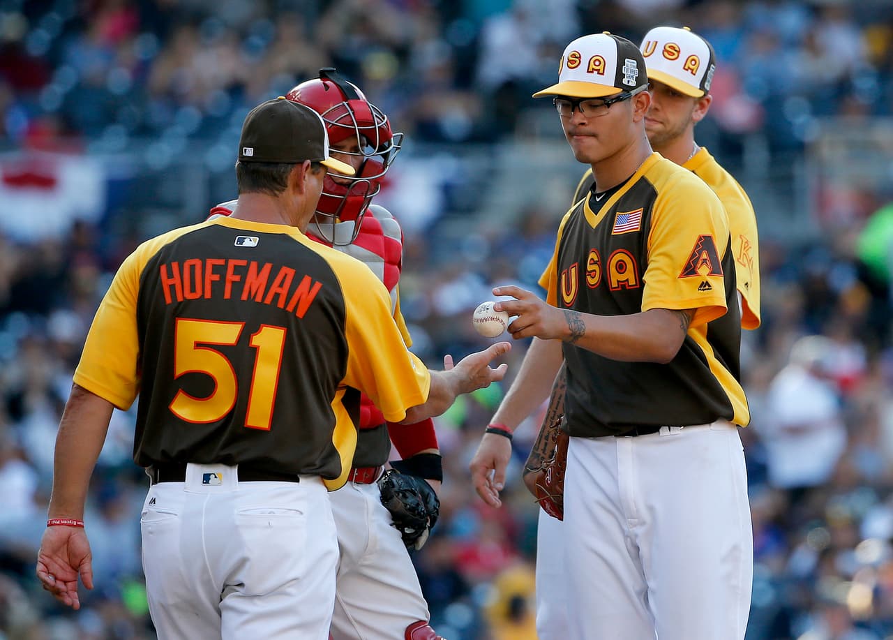 Trevor Hoffman, lanzador retirado de los Padres de San Diego, también estuvo en el duelo.