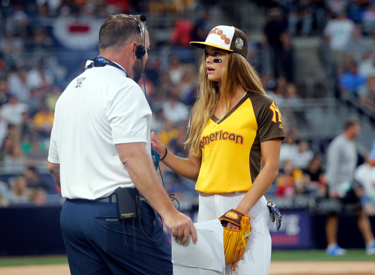 La modelo sensación, la danesa Nina Agdal, mostró su belleza en el Petco Park de San Diego.
