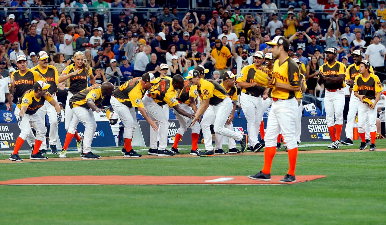 Actores, modelos, cantantes y deportistas se divirtieron, como el quarterback de los New Orleans Saints, Drew Brees, quien fue felicitado por su equipo tras lograr un home run.