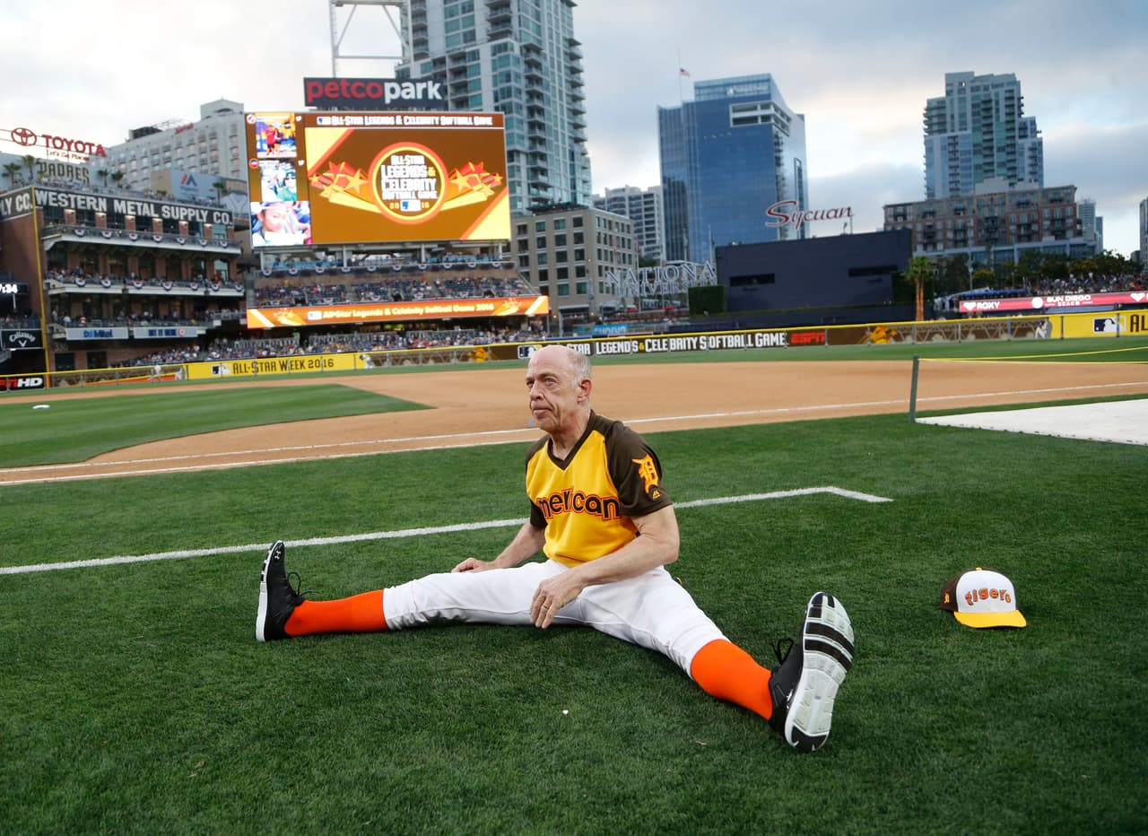 El ganador del Oscar, J.K. Simons, mostró su habilidad para los deportes.