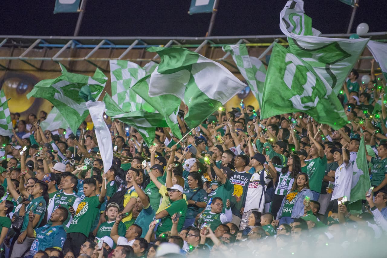 La afición del Club León en actitud reprobable por el grito.