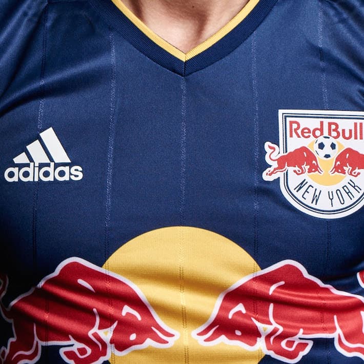 Vista frontal de camiseta alterna de NYRB