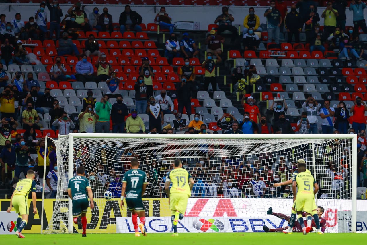 Roger Martinez cobró con sobriedad y le dio la ventaja a los azulcremas.