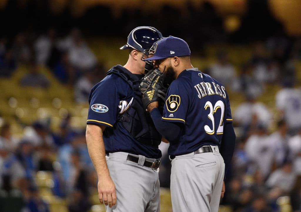 Jeremy Jeffress relevó en la novena entrada y se metió en tremendo lío. Tuvo hombres en segunda y tercera sin outs, pero se las arregló para salir ileso y frustrar a los campeones del Oeste.