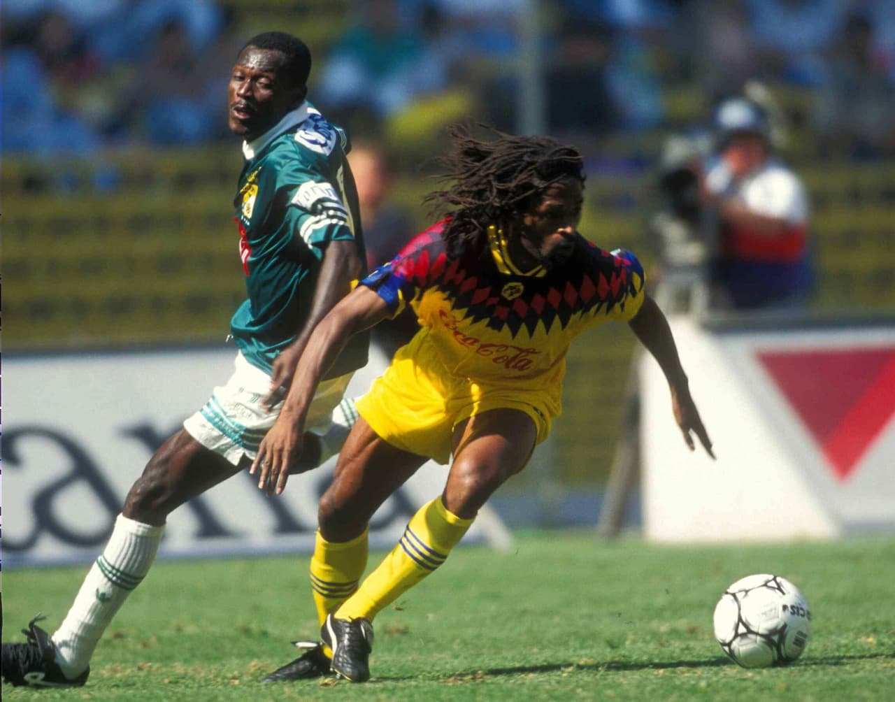 Beenhakker trajo jugadores, aparte del ya mencionado zambiano Kalusha Bwalya, a varios jugadores africanos, lo que llevó a que el equipo fuera conocido como las 'Águilas Negras'.