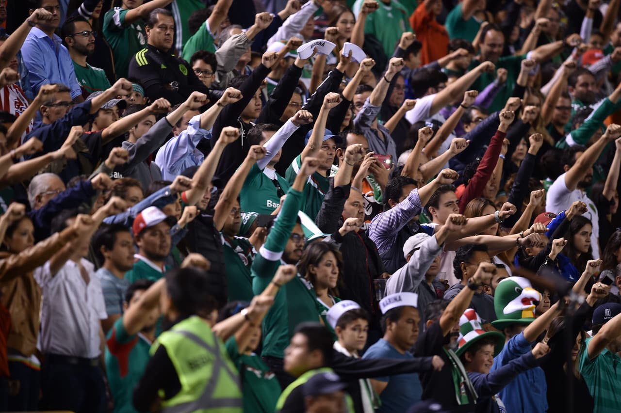 México: el "Eh pu#*%" de la afición apareció ante Trinidad y Tobago por lo que la FIFA puso una multa de 10,000 francos suizos.