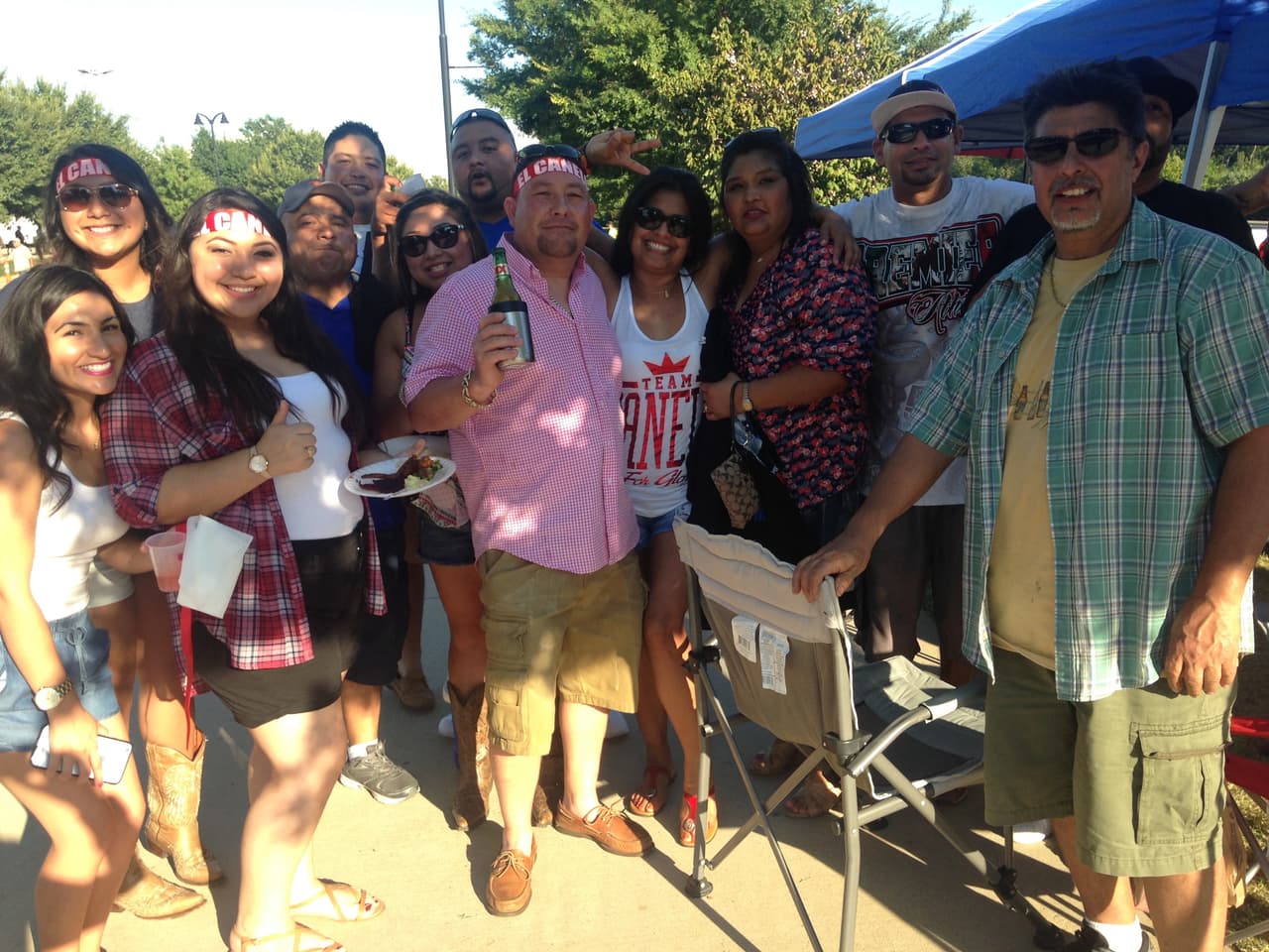 Como si fuera partido de la selección mexicana, el estacionamiento de los Dallas Cowboys sirvió para que familias mexicanas organizaran el tradicional asado con carne y pollo.