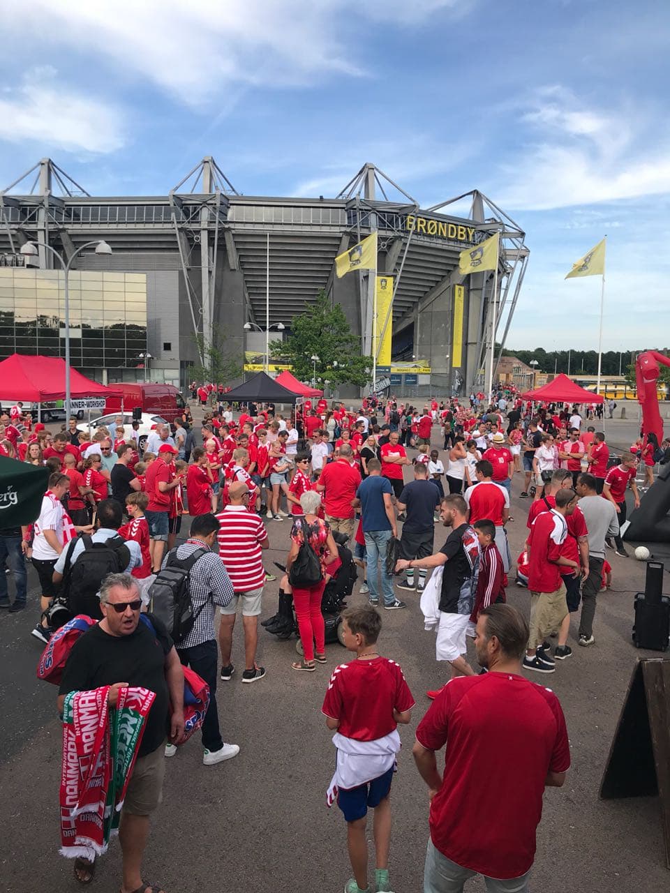 Las aficiones de México y Dinamarca conviven en Copenague previo al último ensayo de ambas selecciones antes de sus debuts en la Copa del Mundo Rusia 2018.