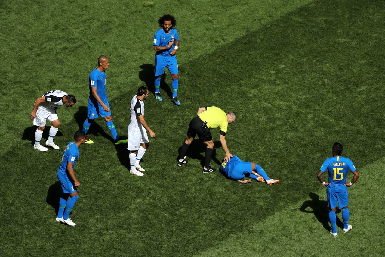 El juez holandés Bjorn Kuipers de hecho en varios momentos del partido le pidió que evitara la exageración.