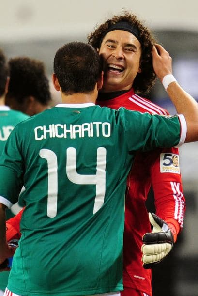 Pero el 'Chicharito' no sólo sabe meter goles, también se sabe unos chistes de lujo. MIren cómo tenía entre risa y risa a Ochoa.