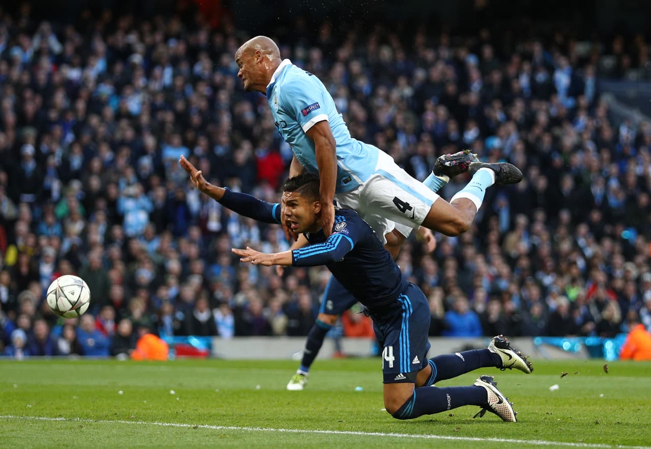 Al 55 la falta de tino le llegaría a la defensa del Manchester City, Kompany remató de cabeza recargándose sobre Casemiro para cometer falta y anular el ataque.