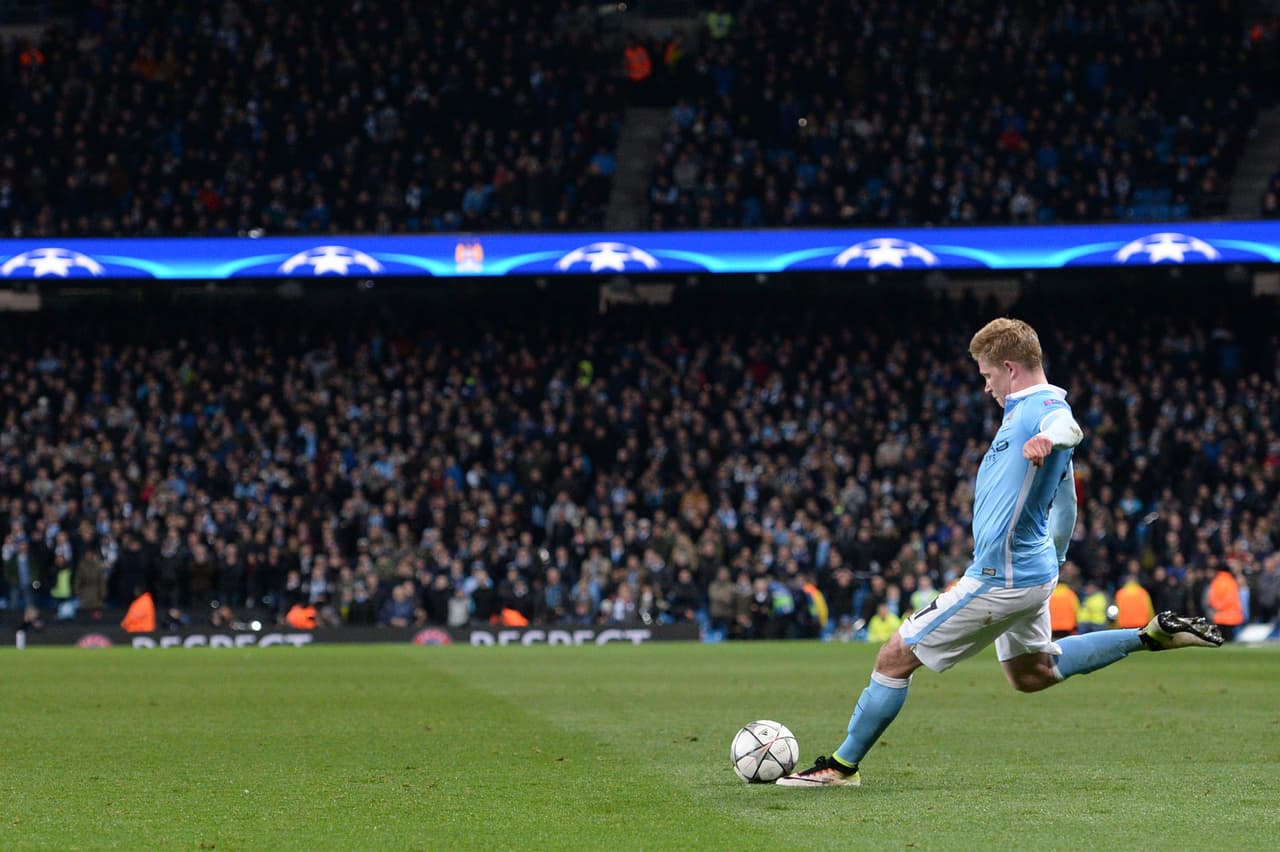 De Bruyne volvería a probar, ahora a distancia, con un centro que esperaba un desvío de algún jugador en el área sin tener éxito.