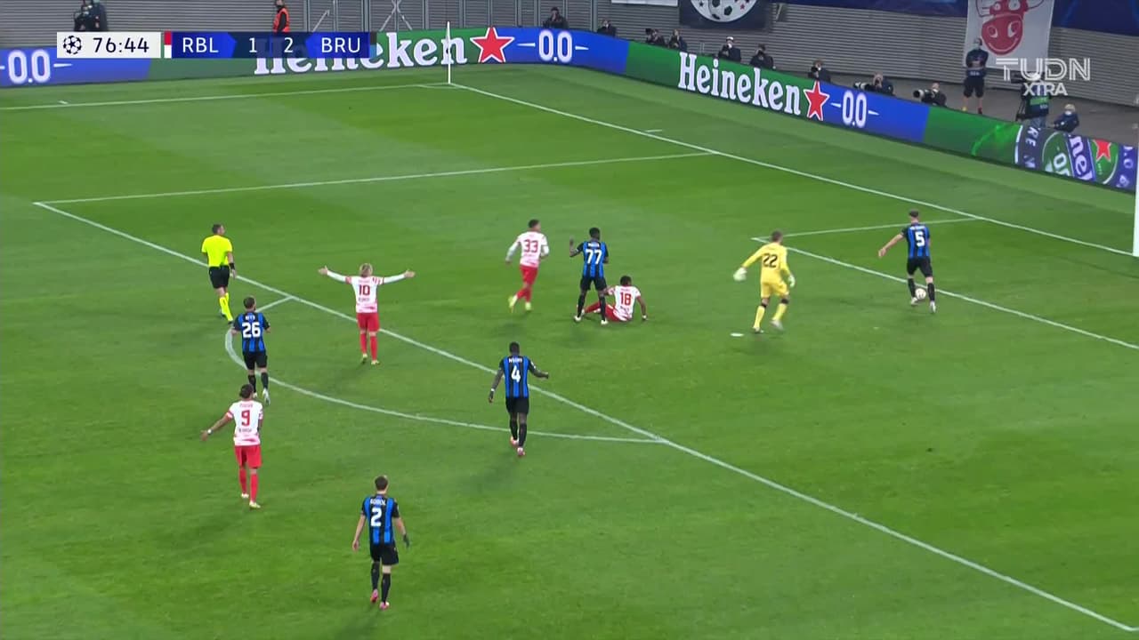 ¡TIRO ATAJADO! disparo por Christopher Nkunku.