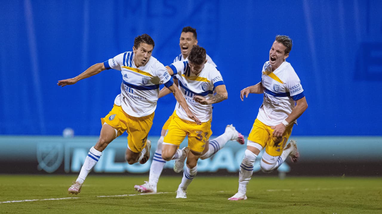 Con goles de Andy Rios, Chris Wondolowski, Shea Salinas y del mexicano Oswaldo Alanís, los San Jose Earthquakes vinen de atrás para derrotar a los Vancouver Whitecaps.