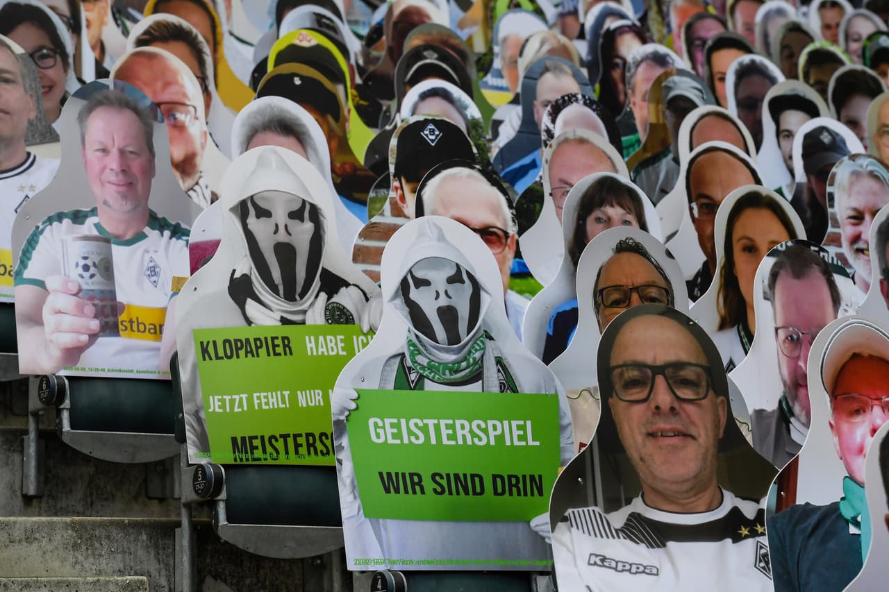 <b>Los fanáticos aportaron</b>
<br>Cada fanático envió su foto y se imprimieron a escala, para simular que las gradas tenían gente.