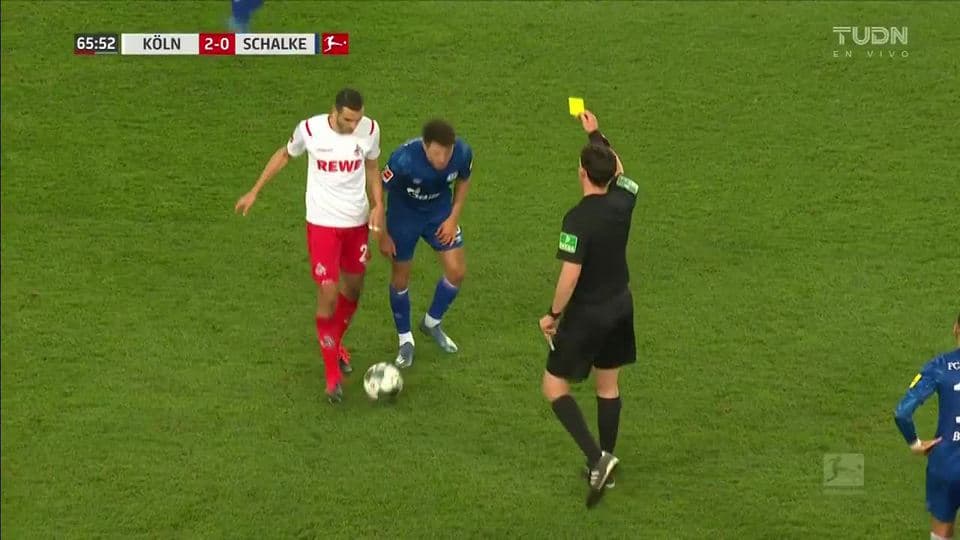 Tarjeta amarilla. El árbitro amonesta a Alessandro Schöpf de FC Schalke 04