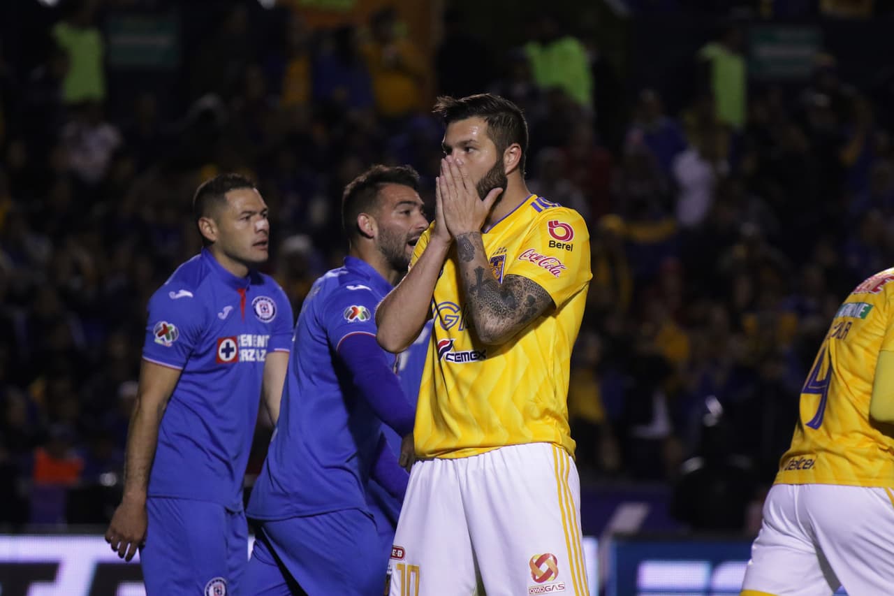 En una de las jugadas predilectras de André-Pierre Gignac, el francés, condujo la pelota, salió hacia perfil derecho y buscó un golazo en el ángulo pero pasó desviado.