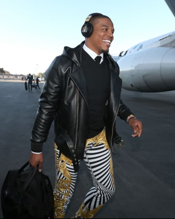 <b>Cam</b>eron Jerrell
<b>Newton</b> celebra su cumpleaños número 28 este 11 de mayo y por ello quisimos mostrar cómo ha ido cambiando su
<i>look</i> durante las seis temporadas que lleva en la NFL. El quarterback de los
<b><a href="http://www.univision.com/deportes/nfl/carolina-panthers">Carolina Panthers</a></b> ha sorprendido en casi todas sus conferencias de prensa pues no escatima al momento de presentarse en público.