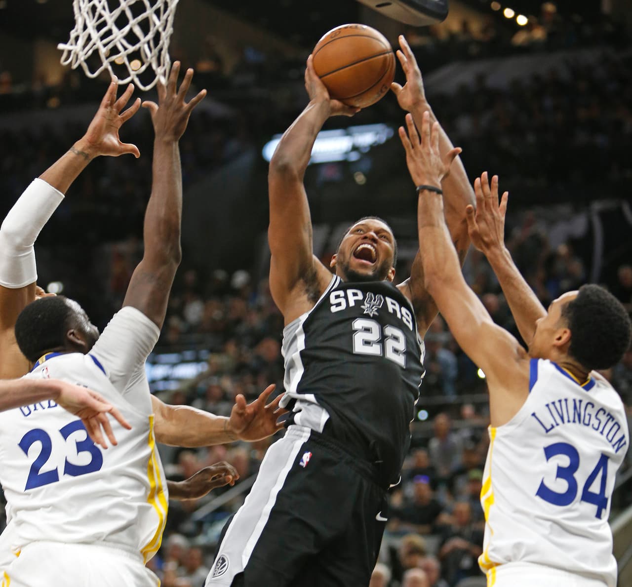 Los Spurs tuvieron la iniciativa muy temprano y en el primer cuarto ganaron 30-22.