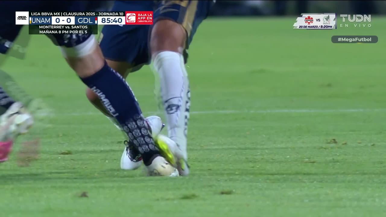 ¿Era tarjeta roja? Flores llega tarde y le deja un pisotón a Mozo