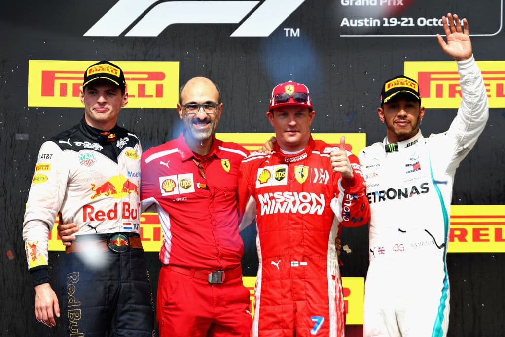 Los integrantes del podio, el ganador Kimi Raikkonen de Ferrari (centro, derecha), el segundo Max Verstappen de Red Bull Racing (izquierda) y el terero, Lewis Hamilton de Mercedes (derecha).