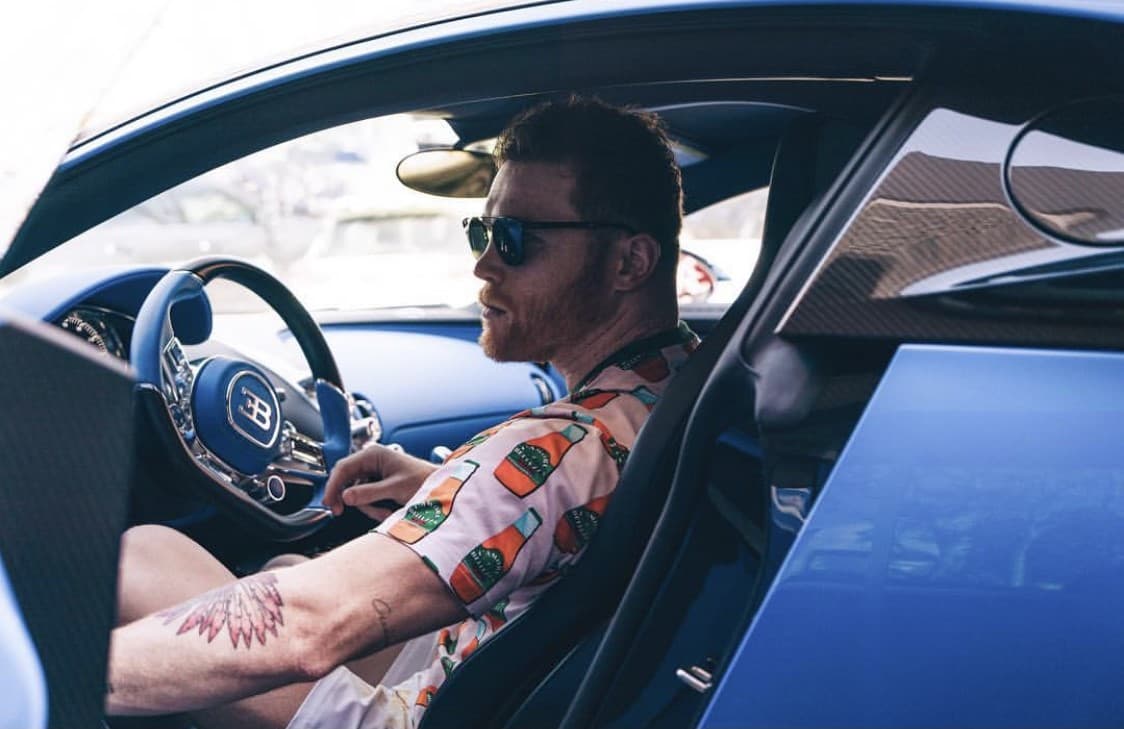 Sin duda, el auto más rapido y caro del Canelo es el Bugatti Chrion, auto que llega a los 500 km/h y que cuesta 2.4 millones de euros.