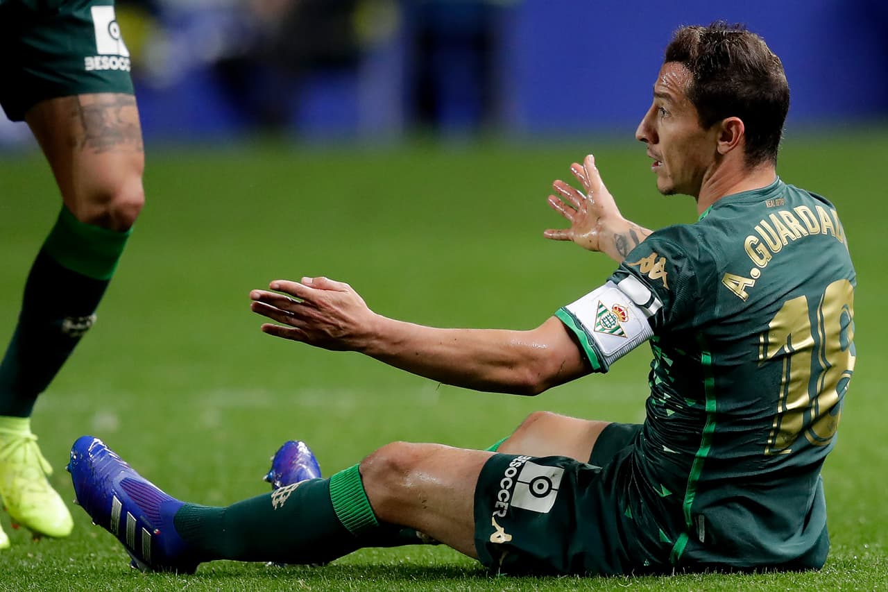 Andrés Guardado: “Para mí es falta y el árbitro no lo quiere ver”