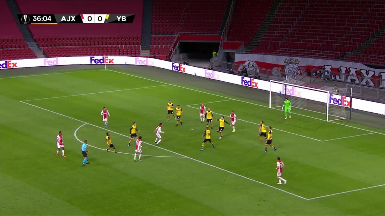 ¡TIRO ATAJADO! disparo por Dusan Tadic.