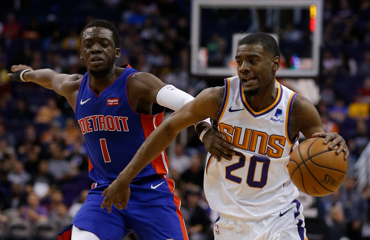 Wayne Ellington le aportó 23 puntos a Detroit, que tiene marca de 7-3 en sus últimos 10 juegos. Por los Suns de nuevo volvió a brillar Devin Booker con 26 tantos.