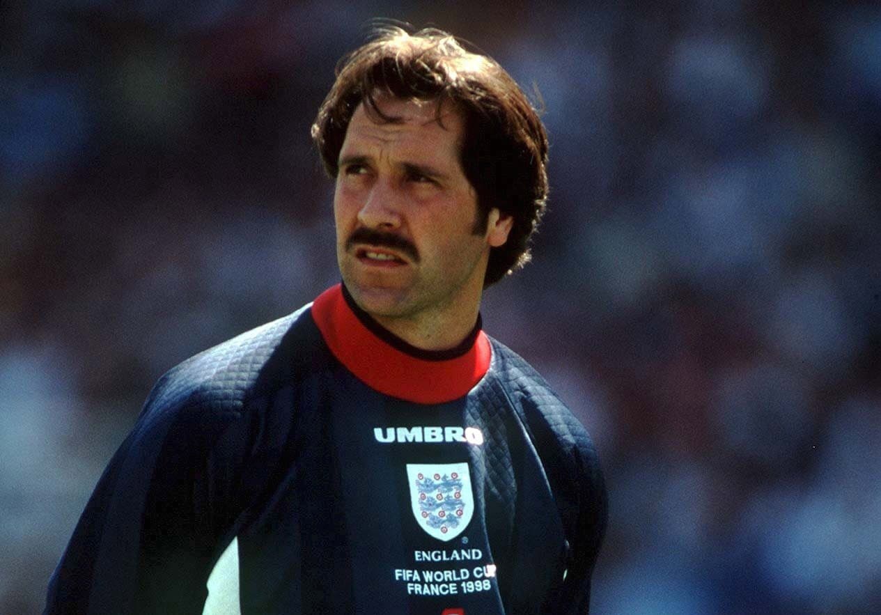 David Seaman (Arsenal), fue el arquero titular de Inglaterra durante muchos años, desde el fallido intento clasificatorio a USA 1994, pero logró jugar en Francia 1998 y Corea-Japón 2002.