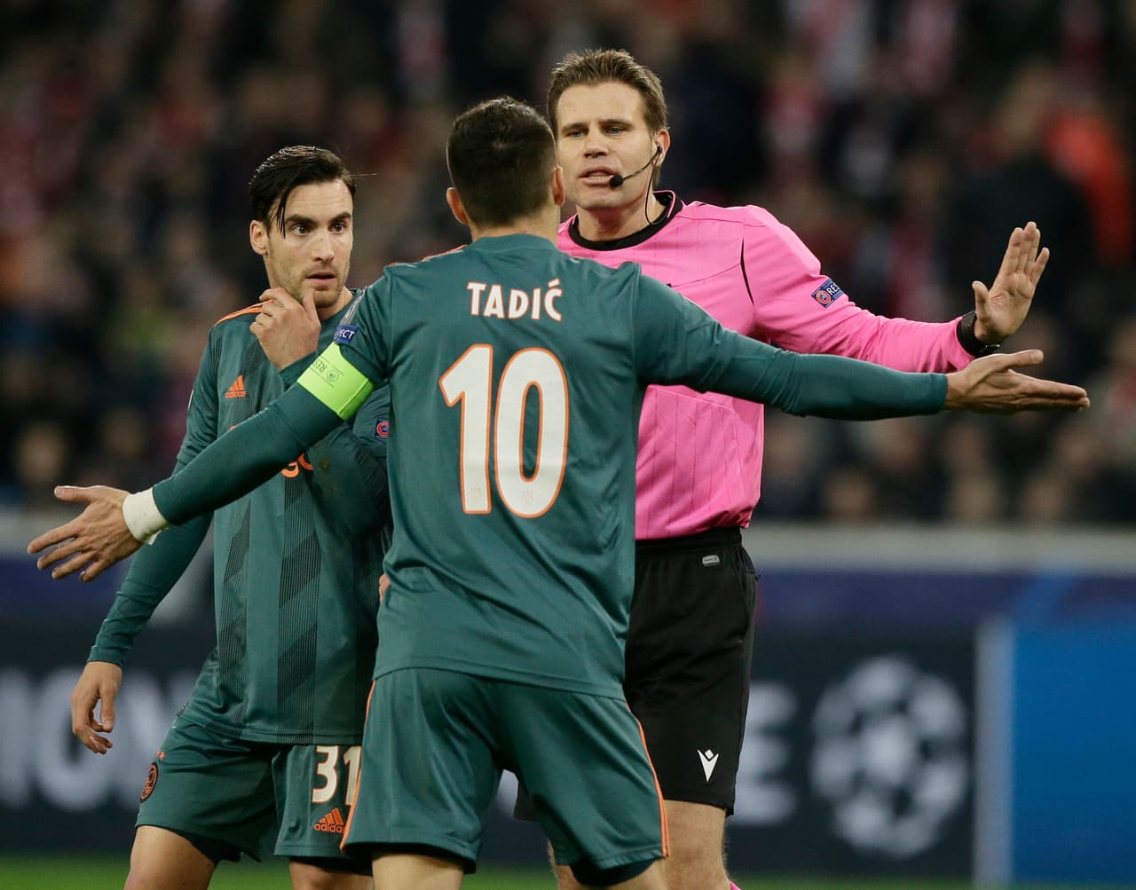 Con goles de Hakim Ziyech y Quincy Promes, el Ajax se impone 0-2 al Lille. El mexicano Edson Álvarez entró de cambio al medio tiempo por Noussair Mazraoui.