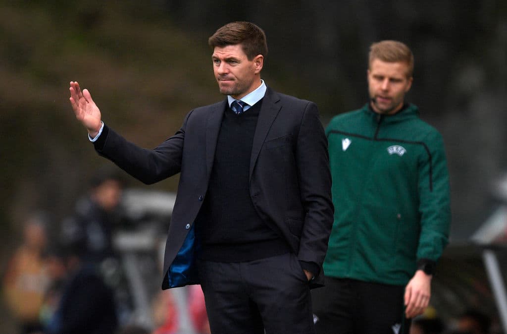 La presión del Braga levanta del banquillo a Gerrard, quien muy pronto comienza a mandar instrucciones al campo de juego.