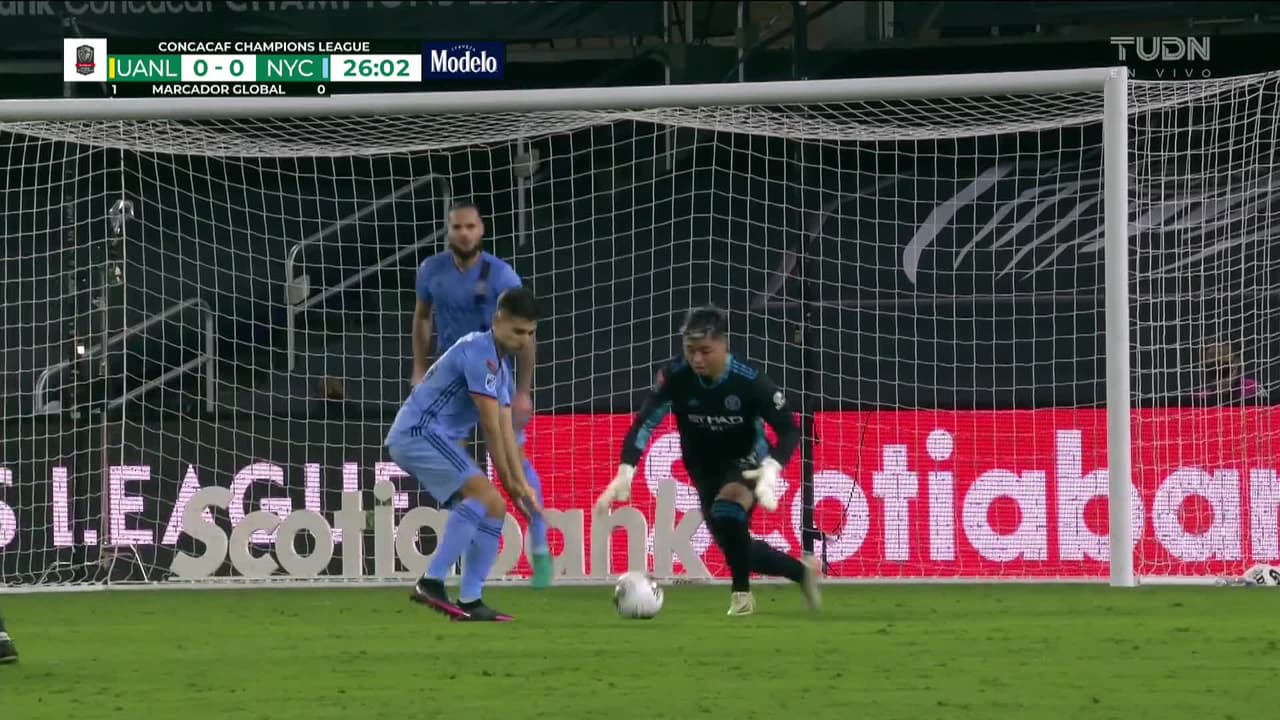 ¡TIRO ATAJADO! disparo por Luis Quiñónes.