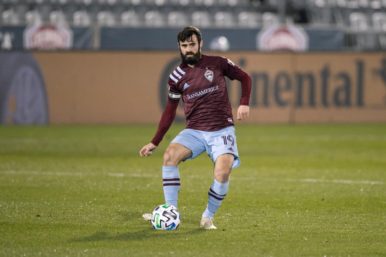En combinaci´on con pantalones y medias azul celeste, este es el uniforme primario del equipo de las Montañas Rocosas.