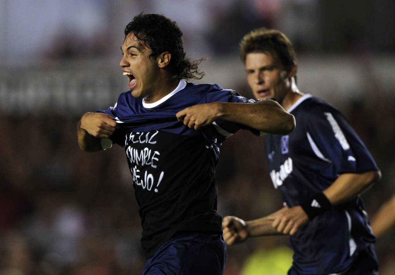 El surgido de Independiente de Avellaneda solo ha jugado 18 partidos fuera de su país pues con el CS Gaz Metan Mediaș de Rumania solo estuvo en 15 duelos marcando un gol.