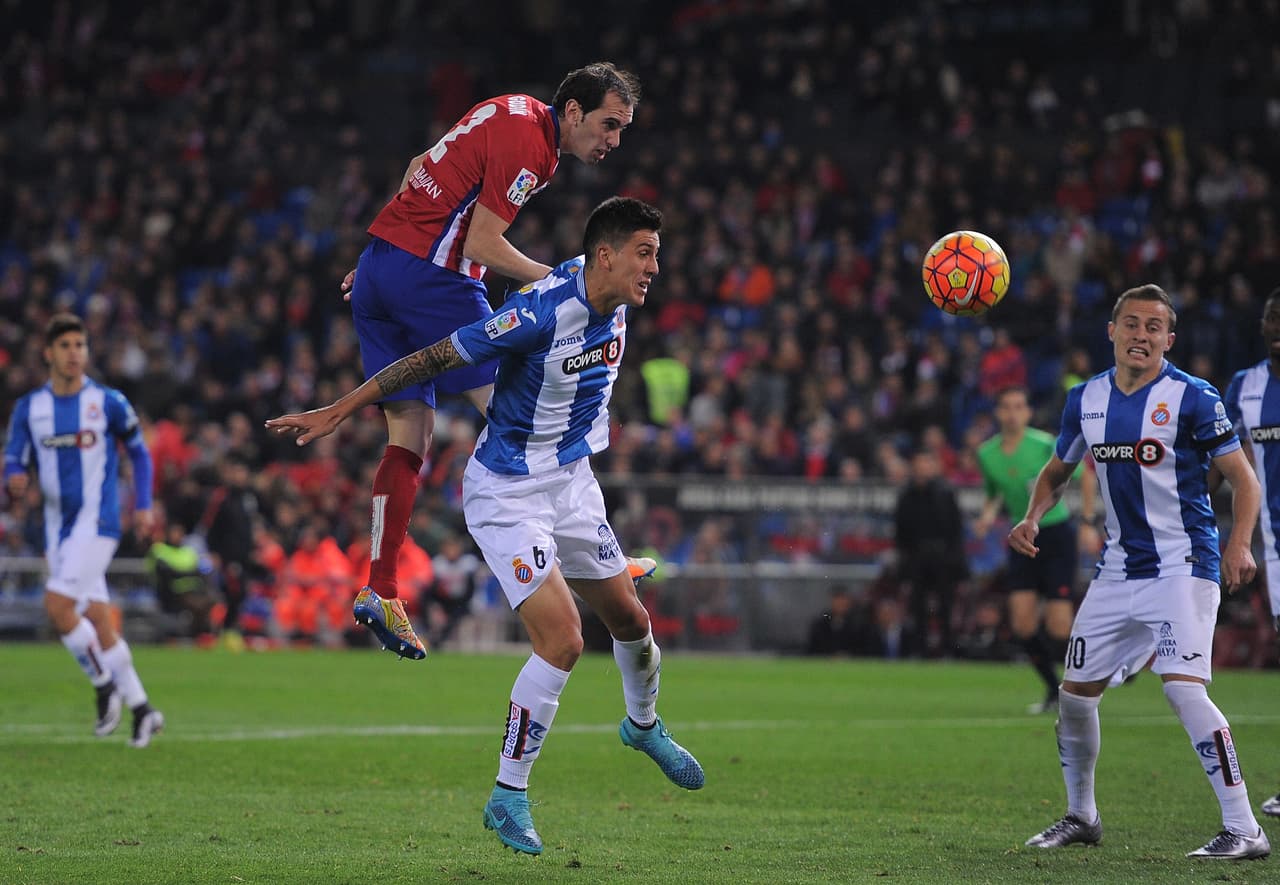 Enzo Roco por su parte, es de los refuerzos que mejor trayectoria tiene pues viene de jugar en La Liga de España sumando 71 partidos con el Elche y el Espanyol.