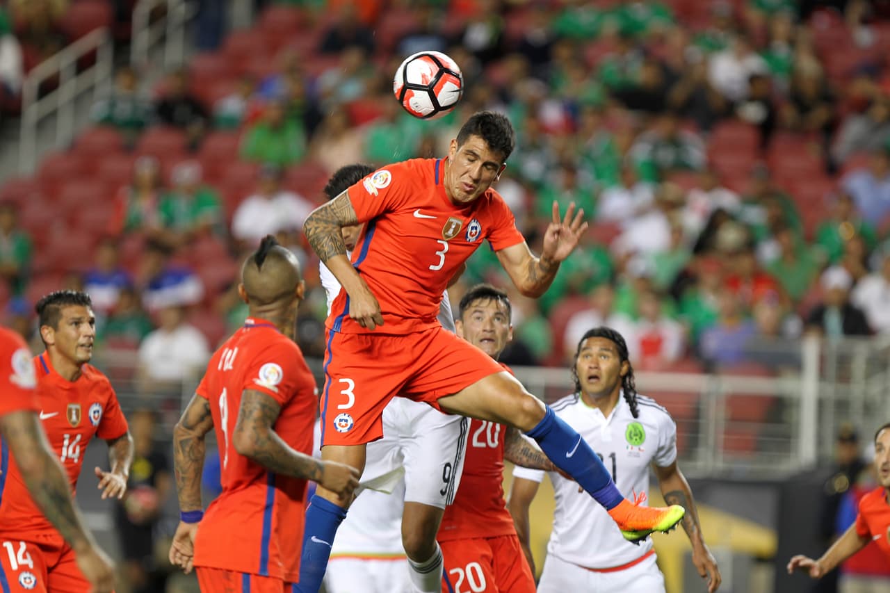 En su carrera iniciada en 2011 ha marcado 14 goles en 212 partidos jugados y fue seleccionado nacional de Chile en la Copa América Centenario.