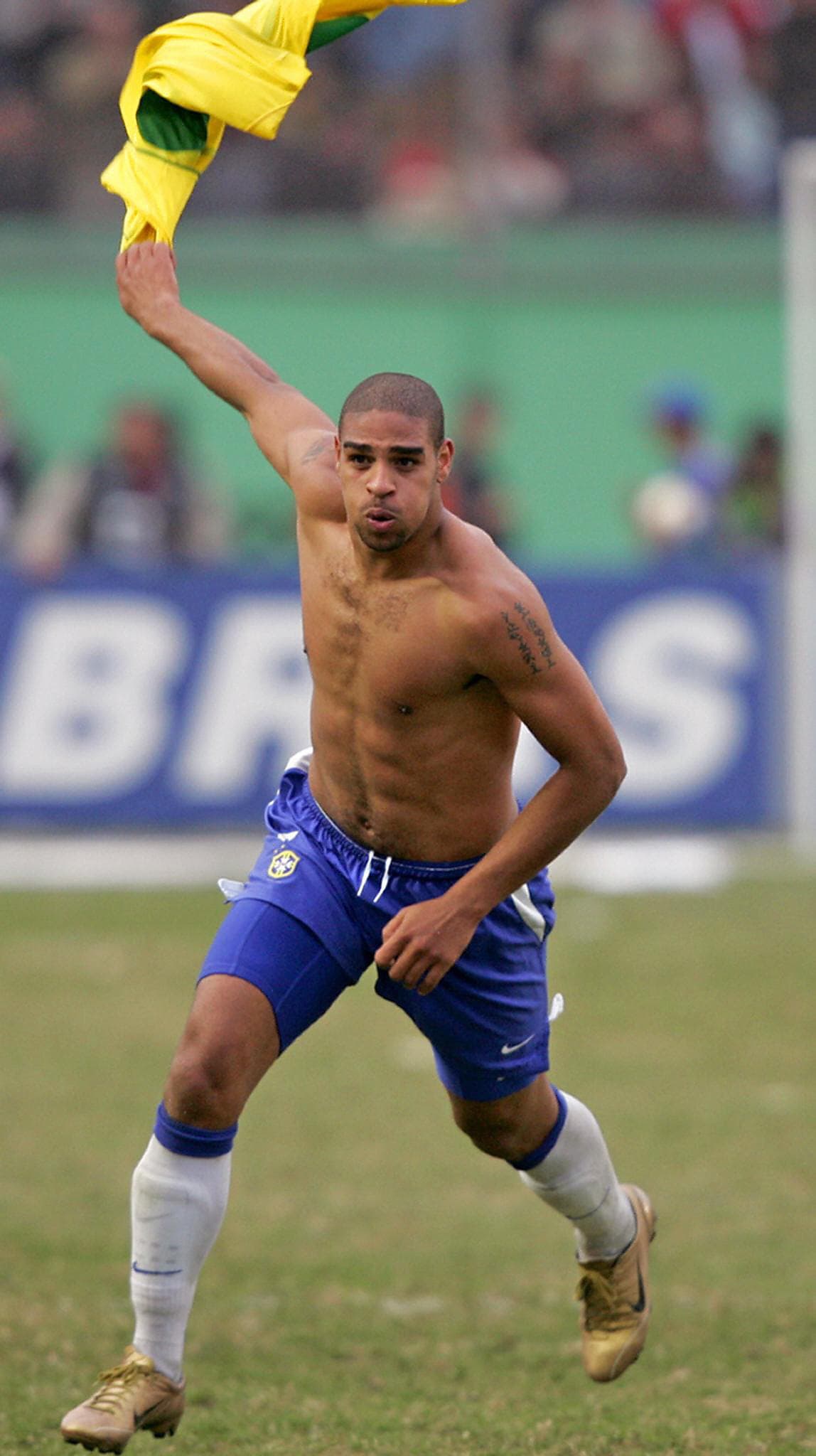 Cuando parecía que la Argentina dirigida por Marcelo Bielsa se llevaría el título de la Copa América con gol de "El Chelito" Delgado, Adriano prendió de volea un balón en el área albiceleste: empate y vámonos a serie de penales.