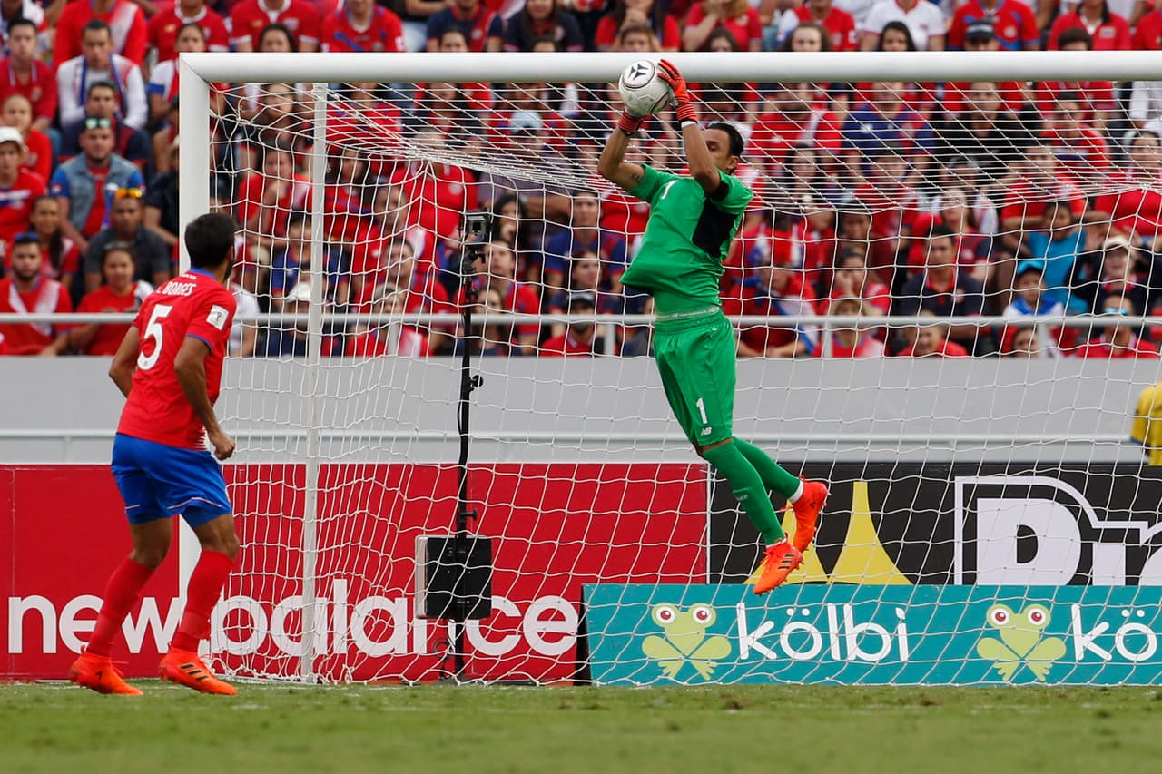 El primer tiempo fue muy tenso. Los conjuntos se aseguraron en defensa y ofendieron poco al rival.
